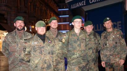 Bild: dl
Ein Teil der Oberviechtacher Panzergrenadiere beim nächtlichen Spaziergang durch die Stadt Lourdes.