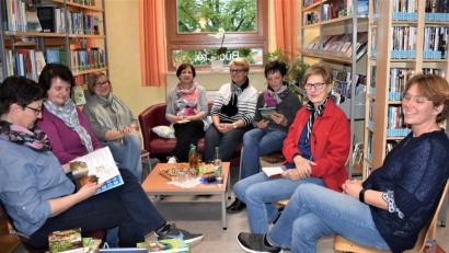 Bild: rgr
Büchereileiterin Doris Baumann (links) stellt den Lesepatinnen der Grundschule neue Bücher vor. Mit dabei ist auch Lehrerin Kerstin Schröder (rechts).