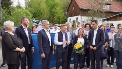 Bild: bkr
Großer Bahnhof im Heimatort des frisch gebackenen Europa-Abgeordneten Christian Doleschal (rechts). Die Gratulationen und Jubelarien wollten fast kein Ende nehmen. Ehefrau Carina durfte sich über den Erfolg ihres Mannes und einen Blumenstrauß freuen.