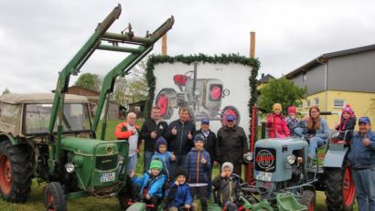 Bild: kro
Die Organisatoren des Traktor-Oldie-Clubs Tirschenreuth hoffen auf viele alte Traktoren, die zu ihrem Treffen kommen werden. Am 2. Juni ist es in Hohenwald wieder mal soweit, das 6. Traktortreffen steht auf dem Programm.