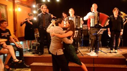 Bild: Kunz
Tango, ein feuriger Tanz mit viel Leidenschaft. er wurde unter anderem von Alessandro Chavez und Sonja Heimrat getanzt.