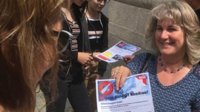 Bild: exb
Betriebsratsvorsitzende Margit Rahm (rechts) verteilte am Montag mit Kollegen Flugblätter in Waldsassen, um auf die bedrohten Arbeitsplätze der Kondrauer-Mitarbeiter aufmerksam zu machen.