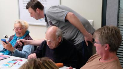 Bild: ohr
Oberpfalz-Medien bot mit Unterstützung von Conrad Elektronic eine Tablet- und Smartphone-Schulung für Einsteiger an. Kursleiter Franz Wagner (stehend) ging auf Fragen ein und gab individuelle Hilfestellungen.