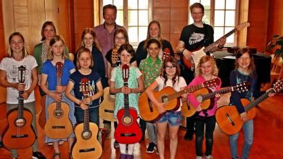 Bild: R. Kreuzer
Die Gitarrengruppe hat ihren großen Auftritt beim Vorspielabend, unterstützt von den Lehrkräften Klaus Luthar und Melanie Häckel.