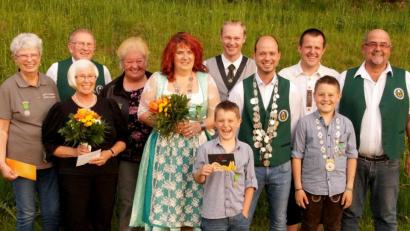 Bild: njn
Schützenmeister Alois Helgert (rechts) mit den neuen Regenten. Schützenkönig ist Sascha Helgert (Vierter von rechts), Schützenliesl Klára Hátlová (Fünfte von links) und Seniorenkönigin Lilo Schraml (Zweite von links).