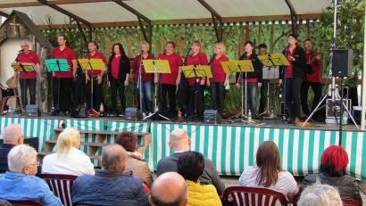 Bild: sck
Die Jungen Christen legten zum Jubiläum 900 Jahre Kloster Michelfeld ein spitzenmäßiges Konzert auf die Bühne im Klosterhof.