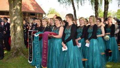 Bild: bnr
Die Festdamen trugen die Erinnerungsbänder zur Weihe zum Altar.