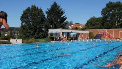 Bild: weu
Nase zu und mutig ins Schwimmbecken springen – ab Donnerstag wird das wieder möglich sein.