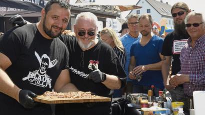 Bild: Petra Hartl
Was gibt es Schöneres, als sich den ganzen Tag mit Essen zu beschäftigen? Die Youtube-Stars Klaus von „Klaus grillt“ (links) und Sven Süß von Franken-BBQ zeigten den Fans, wie es schnell, unkompliziert und vor allem gut gelingt, richtige Steaks oder andere Fleisch-Spezialitäten zu zaubern.
