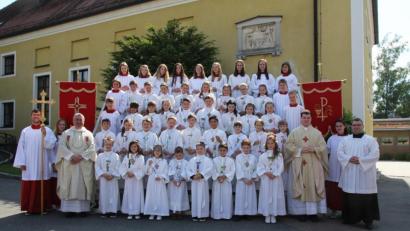Bild: frd
33 Kinder empfingen in der Stadtpfarrkirche die Erstkommunion. Pfarrer Alfons Kaufmann (vorne, links) und Kaplan Florian Frohnhöfer (vorne, rechts) zelebrierten den Festgottesdienst.