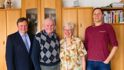 Bild: ils
Bürgermeister Gerhard Kellner gratuliert Willi Hofmann (mit Frau Ilse und Sohn Alexander, von links).