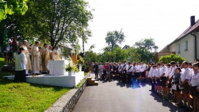 Bild: fvo
Der Festgottesdienst am Lennesriether Dorfplatz beeindruckt die Gläubigen.