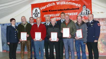 Bild: ö
Sie wurden für ihre Treue zum Verein ausgezeichnet (von links): Vorsitzende Isolde Schmidt, Werner Ebensberger, Bürgermeister Norbert Bücherl, Josef Roide, Kreisbrandrat Fredi Weiß, Hans Rupprecht, stellvertretender Vorsitzender Andreas Götz, Josef Vogl, Martin Schönberger, der stellvertretend für seinen Vater die Auszeichnung in Empfang nahm, und Kommandant Dieter Graf.