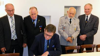 Bild: do
Zu den Höhepunkten des Festabends der Krieger- und Soldatenkameradschaft Speinshart gehörte auf Einladung des Bürgermeisters der Eintrag in das Goldene Buch der Gemeinde. Unser Bild zeigt unter anderem Bürgermeister Albert Nickl (links) und BSB-Präsidenten Richard Drexl (Dritter von links) beim Eintragen.