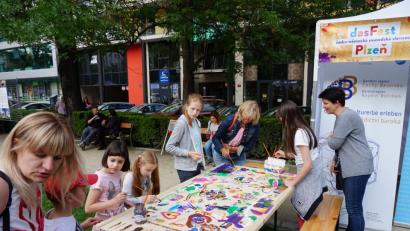 Bild: eib
Als langjähriger Partner des Deutschen-Tschechischen Zukunftsfonds war auch das Centrum Bavaria Bohemia bei "Das Fest" mit im Boot. Am Stand der Schönseer war bei einer Malaktion Kreativität gefragt. Irene Träxler, Vorsitzende von Bavaria Bohemia, (Dritte von rechts) griff selber zum Pinsel, CeBB-Leiterin Veronika Hofinger (rechts) schaute zu.