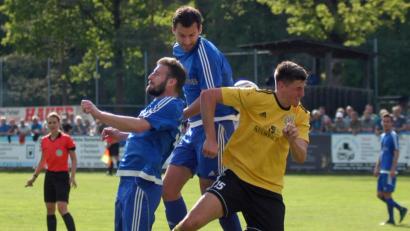 Bild: otr
Johannes Pötzl (von links) und Konstantin Graßl behaupteten sich gegen den Hahnbacher Jonas Dotzler. Gegen den FSV Stadeln wartet auf die Etzenrichter Akteure aber ein ganz anderes Kaliber.