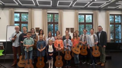 Bild: exb
Auf dem Bild, links, Reinhard Mährländer und rechts, Musikschulleiter Tobias Böhm.