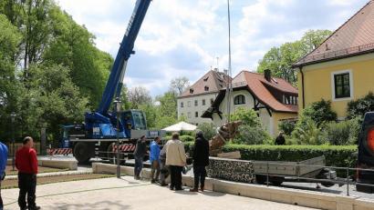 Bild: bsc
Schweres Gerät war für die Abschlussarbeiten an der Brunnenanlage nötig. Ein Kran beförderte die Statue der Patrona Bavariae auf ihren künftigen Standplatz.