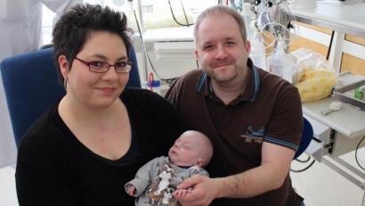 Bild: Kliniken Nordoberpfalz AG
Bei seiner Geburt wog Michael nur 280 Gramm – jetzt freuen sich Mama Regina und Papa Thomas darüber, dass sie gemeinsam – und gesund – die Kinderklinik am Klinikum Weiden verlassen konnten.