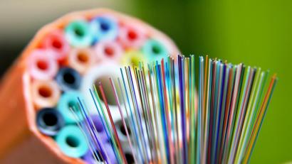 Bild: Woitas/dpa
Mit Glasfasern lässt sich schnelles Internet in den ländlichen Raum bringen. Dazu sollen unter anderem Leerrohre wie Hintergrund des Bildes verlegt werden, damit die Infrastruktur aufgebaut werden kann.