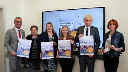 Bild: stg
Bürgermeister Werner Nickl, Renate Scharf (Kreisjugendring), Sabine Frank (Kommunale Jugendarbeit), Stadtmarketing-Beauftragte Susanne Schiller, Landrat Wolfgang Lippert sowie die Kemnather Jugendbeauftragte Jutta Deiml (von links) stellen das Programm für den Kreisjugend- und Familientag am 6. Juli in Kemnath.