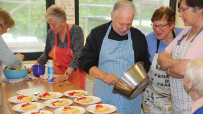 Bild: Renate scherer-Mende
Zum krönenden Abschluss gab es Biskuitrolle mit frischen Erdbeeren.
