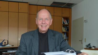 Bild: Portner
Siegfried Rossmann, Sprecher der Bürgerinitiative, hat gut lachen. Die Firma Ostwind zog den Bauantrag zurück, nachdem das Landratsamt eine weitere Fristverlängerung verweigerte.