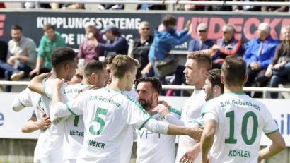 Bild: Hubert Ziegler
Die Gebenbacher Spieler bejubeln eines ihrer 83 Saisontore in der Bayernliga Nord. Mit 73 Punkten wurde die DJK Vizemeister und startet nun am Donnerstag mit einem Heimspiel in die Relegation zur Regionalliga Bayern.
