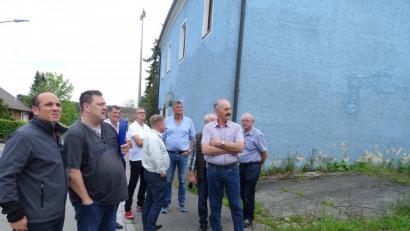 Bild: Houschka
Das blaue Haus in Freihöls und sein verwahrlostes Umfeld: Der Gemeinderat will, dass der Besitzer etwas unternimmt. Doch wo er sich aufhält, weiß man nicht.