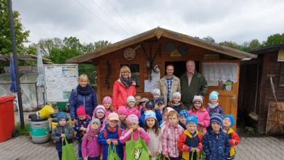 Bild: ads
Begleitet von Kindertagesstättenleiterin Birgit Kumeth (hinten, Zweite von links) und deren Stellvertreterin Vanessa Rupprecht (hinten links) besuchten die Kleinen von St. Vitus den Wertstoffhof. Stephan Schwarzenberger (hinten, Zweiter von rechts), stellvertretender Leiter des Amt für Abfallwirtschaft, und Wertstoffhof-Mitarbeiter Erich Markert (hinten rechts) erklärten den Mädchen und Buben alles.