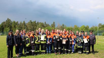 Bild: fz
Für die jeweils ersten drei Jugend- und Damenfeuerwehren gibt es beim Wettkampf Pokale.