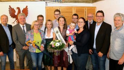 Bild: mef
Bürgermeister Günter Stich empfängt die neue Holunderkönigin Sandra Neubeck im Rathaus. Mitgebracht hat die frisch gebackene Hoheit ihre Familie sowie Vertreter des Orts- und Kreisverbandes für Obst- und Gartenbau.