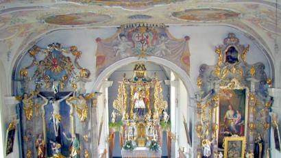 Archivbild: cr
Reich geschmückt: Hauptaltar und die Nebenaltäre der Pfarr- und Wallfahrtskirche in Waldeck.
