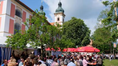 Bild: do
Das farbenprächtige Festpanorama vor den Zwillingstürmen der Klosterkirche lud am Sonntag zum Mitfeiern des Jubiläums ein.