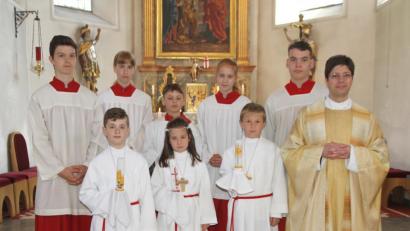 Bild: nm
Für drei Erstkommunionkinder ist es ein aufregender Tag. Nach langen Wochen der Vorbereitung treten sie erstmals an den Tisch des Herrn.