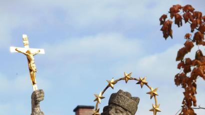 Archivbild: cr
Die Nepomuk-Statue am Tirschenreuther Marktplatz trägt sogar acht Sterne.