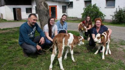Bild: wro
Die drei Kälbergeschwister sind wohlauf. Gut geht es auch "Cool", die nach rund neun Monaten Tragezeit überraschend mehrfache Mutter geworden ist. Auf die Familie Maierhöfer wartet aber jetzt viel Arbeit. Im Bild (von links) Erwin Maierhöfer, Tochter Luisa und Nichte Antonia. Rechts daneben: Elena und Gabi Maierhöfer, die jetzt zu Zieheltern geworden sind.