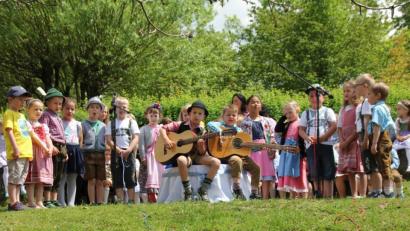 Bild: frd
Auch verschiedene "Schnodahüpfln" hatten die Buben und Mädchen einstudiert und brachten sie beim Kindergartenfest zu Gehör. Unter anderem stellten sie fest, dass es nur gegen Dummheit kein Mittel gibt.