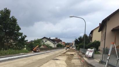 Bild: td
In dem Straßenabschnitt „Münchshofen-Bubach“ verläuft der überregional bedeutende „Naabtal-Radweg“ auf der Fahrbahn der SAD 5. Hier ein Blick auf die aktuelle Erneuerung der Wasserleitung und des Kanals mit Teilerneuerung der SAD 5 in Teublitz.