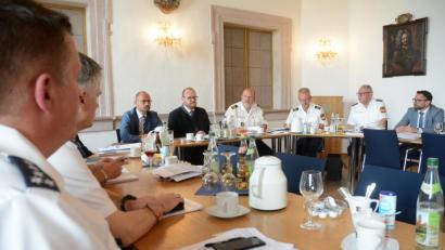 Bild: Gabi Schönberger
Sicherheitsgespräch im Landratsamt unter anderen mit Chefjurist Alfred Scheidler (von links), Landrat Andreas Meier sowie vom Präsidium Regensburg Polizeipräsident Norbert Zink sowie Polizeivizepräsident Thomas Schöniger.