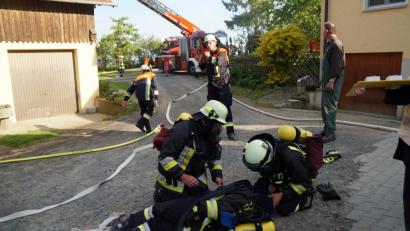 Bild: rkp
Auch die Atemschutzträger waren in die Übung am "Klonnerhof" eingebunden und probten den Rettungseinsatz.