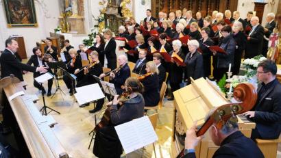 Bild: do
Zum Ende des Marienmonats gestaltet der St-Thomas-Chor Trockau mit 50 Sängern und Solisten sowie mit einer starken Orchesterbegleitung unter der Gesamtleitung von Ottmar Schmitt in Speinshart ein musikalisches Marienlob.