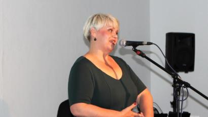 Bild: Dagmar Williamson
Sie habe einen Mann, den viele möchten. „Der Novak lässt mich nicht verkommen“, ist nur einer von ihren auserwählten Lieblings-Chansons, die Anja Killermann im Kulturstift zum Besten gibt.
