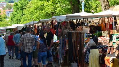 Bild: dob
Händler und Fieranten bieten auf dem Marktplatz am Pfingstmarktsonntag wieder ihre Waren feil.