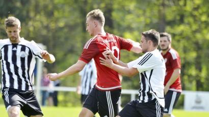 Bild: Hubert Ziegler
Am letzten Spieltag der Kreisklasse Süd sicherte sich der 1. FC Neukirchen - im Bild Timo Bielesch (Mitte) - noch Platz zwei. Am Mittwoch, 29. Mai, geht es nun um den Aufstieg in die Kreisliga.