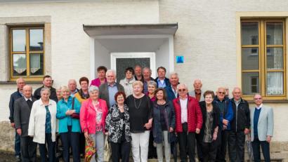 Bild: wms
Klassentreffen des Jahrgangs 1948 bis 1952 in Schwarzenbach bei Bärnau vor dem alten Schulhaus, das bald abgerissen werden soll.