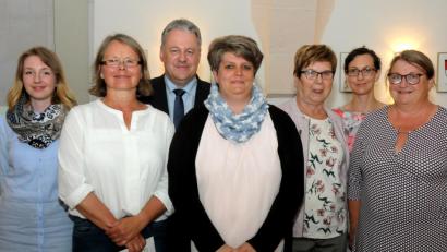 Bild: Stephan Huber
Die Offiziellen mit den Vertretern der drei Vereine, die jeweils 100 Euro für ihre Teilnahme am Osterbrunnen-Wettbewerb erhielten (von links): Landkreis-Touristikerin Regina Wolfohr, Sigrid Titze (Neukirchen), Landrat Richard Reisinger, Simone Spörrer (Seugast), Christine Lehner (Auerbach) sowie Katja Stiegler und Waltraud Lobenhofer von der AOVE.