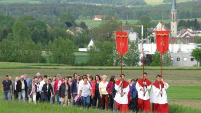 Bild: jzk
Für das Gedeihen der Feldfrüchte beten die Kemnather bei der ersten Bittprozession von der Stadtpfarrkirche zur Filialkirche St. Georg nach Oberndorf einen Rosenkranz.