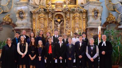 Bild: Kunz
Am Samstagnachmittag feierten 15 junge Menschen in St. Michael ihre Konfirmation.