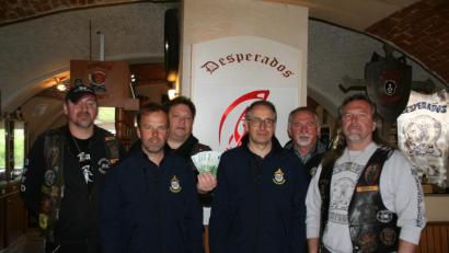 Bild: fpoz
Die Spendenübergabe mit (von links) Markus Werner, Feuerwehr-Vorsitzendem Markus Schultes, Holger Göschel, Kommandant Richard Wegmann, SV-Vorsitzendem Heribert Pickert und Desperado-Clubpräsident Bernhard Piontek.